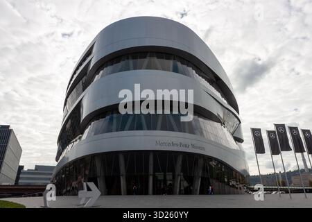 STUTTGART, ALLEMAGNE - 18 OCTOBRE 2025 : vue sur l'architecture moderne saisissante du musée Mercedes-Benz de Stuttgart, Allemagne, avec si directionnel Banque D'Images