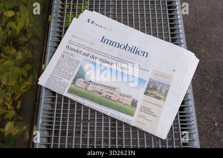 Une copie de la section propriété du journal Die presse se trouve sur un banc à un arrêt de bus à Vienne. Image symbolique pour la chasse à la maison et la vente de propriétés Banque D'Images