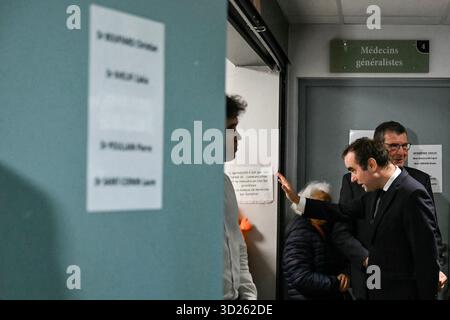 Carentan, France. 30 octobre 2025. Le premier ministre français Sébastien Lecornu fait des vagues lors de sa visite au centre de santé de Carentan, à Carentan, dans le nord-ouest de la France, le 30 octobre 2025. Photo de Lou Benoist/Pool/ABACAPRESS.COM crédit : Abaca Press/Alamy Live News Banque D'Images