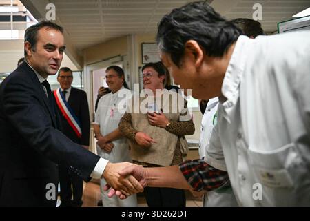 Carentan, France. 30 octobre 2025. Le premier ministre français Sébastien Lecornu serre la main du personnel médical lors d'une visite à l'hôpital de Carentan, à Carentan, dans le nord-ouest de la France, le 30 octobre 2025. Photo de Lou Benoist/Pool/ABACAPRESS.COM crédit : Abaca Press/Alamy Live News Banque D'Images