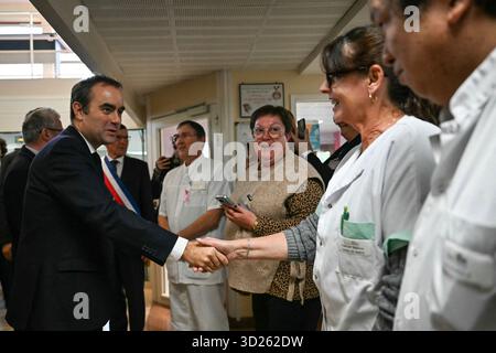 Carentan, France. 30 octobre 2025. Le premier ministre français Sébastien Lecornu serre la main du personnel médical lors d'une visite à l'hôpital de Carentan, à Carentan, dans le nord-ouest de la France, le 30 octobre 2025. Photo de Lou Benoist/Pool/ABACAPRESS.COM crédit : Abaca Press/Alamy Live News Banque D'Images