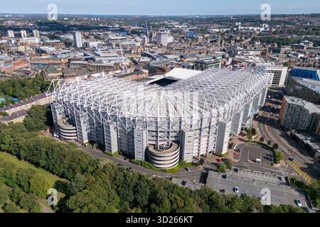 Vue aérienne du stade de football de St James' Park, stade du premier League Newcastle United Football Club, Newcastle upon Tyne, Royaume-Uni. Banque D'Images