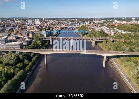Vue aérienne des ponts (les deux premiers sont Redheugh Bridge et King Edward VII Bridge) sur la rivière Tyne, Newcastle upon Thames, Royaume-Uni. Banque D'Images