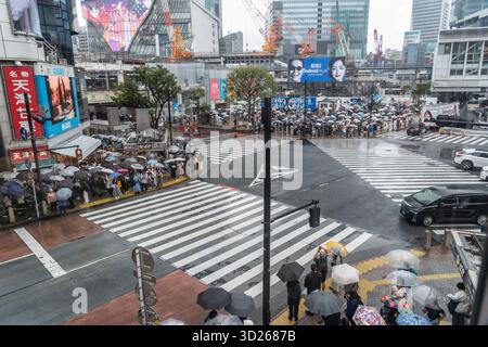 Tokyo, Shibuya, Japon : rue Shibuya traversant l'une des attractions de Tokyo. Des milliers de personnes traversent la rue de différentes directions Banque D'Images