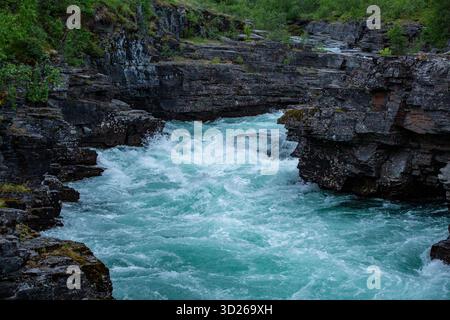L'eau turquoise de la belle rivière Abisko, Abiskojokk, coule entre les rochers du canyon Abisko, Suède, Europe du Nord Banque D'Images