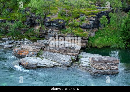 L'eau turquoise et les rochers près de la belle rivière Abisko, Abiskojokk à Abisko Canyon, Suède, Europe du Nord Banque D'Images