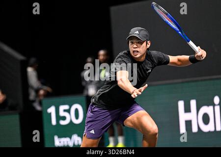 Paris, France. 28 octobre 2025. Apprenant Tien lors du tournoi de tennis ATP Rolex Paris Masters 1000 au Paris la Defense Arena à Paris, France, le 28 octobre 2025. Crédit : Abaca Press/Alamy Live News Banque D'Images