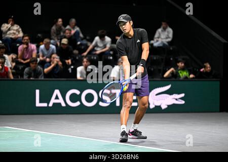 Paris, France. 28 octobre 2025. Apprenant Tien lors du tournoi de tennis ATP Rolex Paris Masters 1000 au Paris la Defense Arena à Paris, France, le 28 octobre 2025. Crédit : Abaca Press/Alamy Live News Banque D'Images