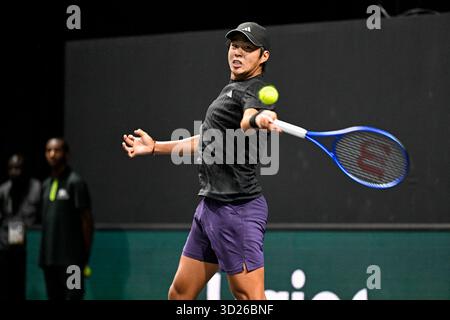 Paris, France. 28 octobre 2025. Apprenant Tien lors du tournoi de tennis ATP Rolex Paris Masters 1000 au Paris la Defense Arena à Paris, France, le 28 octobre 2025. Crédit : Abaca Press/Alamy Live News Banque D'Images