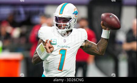 Atlanta, Géorgie, États-Unis. 26 octobre 2025. Le quarterback tua Tagovailoa des Dolphins de Miami (1) lance une passe pendant le match contre les Falcons d'Atlanta au Mercedes-Benz Stadium. (Crédit image : © Debby Wong/ZUMA Press Wire) USAGE ÉDITORIAL SEULEMENT ! Non destiné à UN USAGE commercial ! Banque D'Images