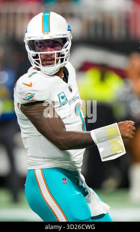 Atlanta, Géorgie, États-Unis. 26 octobre 2025. Tua Tagovailoa, quarterback des Dolphins de Miami (1) sur le terrain lors du match contre les Falcons d'Atlanta au Mercedes-Benz Stadium. (Crédit image : © Debby Wong/ZUMA Press Wire) USAGE ÉDITORIAL SEULEMENT ! Non destiné à UN USAGE commercial ! Banque D'Images