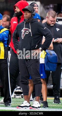 Atlanta, Géorgie, États-Unis. 26 octobre 2025. Raheem Morris, entraîneur-chef des Falcons d'Atlanta, sur la touche pendant le match contre les Dolphins de Miami au Mercedes-Benz Stadium. (Crédit image : © Debby Wong/ZUMA Press Wire) USAGE ÉDITORIAL SEULEMENT ! Non destiné à UN USAGE commercial ! Banque D'Images
