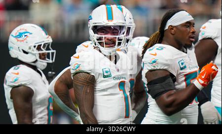 Atlanta, Géorgie, États-Unis. 26 octobre 2025. Tua Tagovailoa, quarterback des Dolphins de Miami (1) sur le terrain lors du match contre les Falcons d'Atlanta au Mercedes-Benz Stadium. (Crédit image : © Debby Wong/ZUMA Press Wire) USAGE ÉDITORIAL SEULEMENT ! Non destiné à UN USAGE commercial ! Banque D'Images