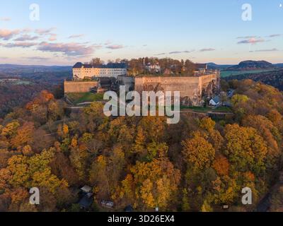 Herbst 2025 - Sächsische Schweiz Königstein, Deutschland - 30.10.2025 : In dieser Luftaufname ist Festung Königstein im Herbst im Elbsandsteingebirge zu sehen. Sachsen Banque D'Images