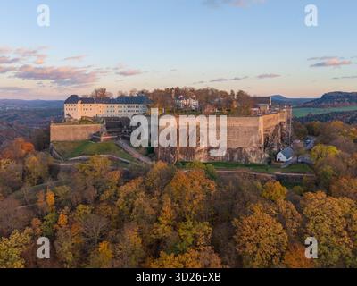 Herbst 2025 - Sächsische Schweiz Königstein, Deutschland - 30.10.2025 : In dieser Luftaufname ist Festung Königstein im Herbst im Elbsandsteingebirge zu sehen. Sachsen Banque D'Images