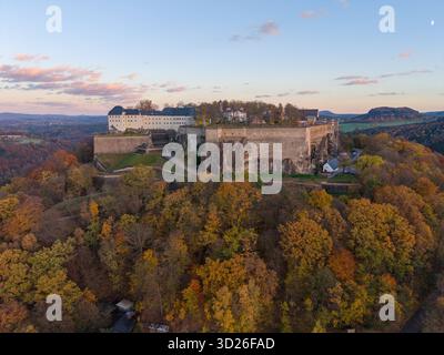 Herbst 2025 - Sächsische Schweiz Königstein, Deutschland - 30.10.2025 : In dieser Luftaufname ist Festung Königstein im Herbst im Elbsandsteingebirge zu sehen. Sachsen Banque D'Images