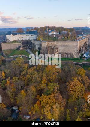 Herbst 2025 - Sächsische Schweiz Königstein, Deutschland - 30.10.2025 : In dieser Luftaufname ist Festung Königstein im Herbst im Elbsandsteingebirge zu sehen. Sachsen Banque D'Images
