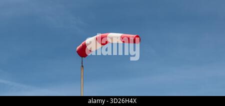 Chaussette à vent contre Blue Sky. Indicateur de base de la vitesse et de la direction du vent. Banque D'Images