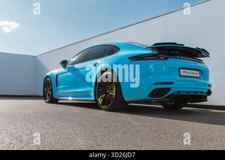 Kiev, Ukraine - juillet 2025 : bleu Porsche Panamera turbo devant un mur blanc Banque D'Images