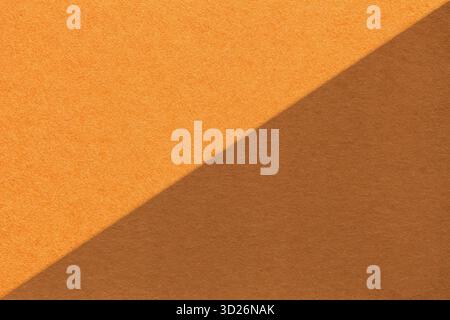 Fond de papier orange et brun texturé artisanal, moitié deux couleurs. Carton tan vintage avec espace de copie. Banque D'Images