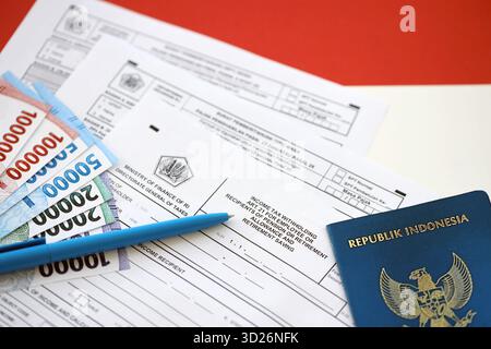 KIEV, UKRAINE - le 27 JANVIER 2024 formulaires fiscaux indonésiens 1721 a1 retenue d'impôt sur le revenu art 21 pour les employés ou les bénéficiaires d'une pension, d'une allocation de retraite, d'une épargne-retraite et d'autres documents fiscaux Banque D'Images