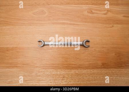 Voici un exemple de clé à écrou évasé 1/2' et 9/16' de Craftsman utilisée sur une table en bois. Le côté avers est vu ici. Banque D'Images