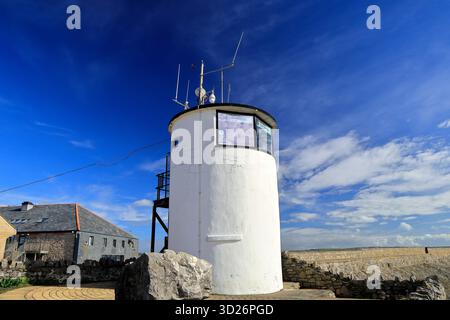 Tour de poste de surveillance National CoastWatch à la station RNLI, Porthcawl Seafront, South Wales, Royaume-Uni. Prise en octobre 2025. Automne Banque D'Images