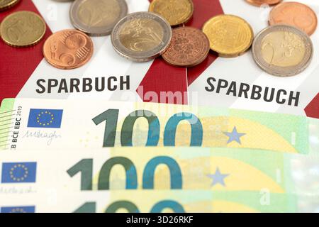 Sparbuch mit Eurobanknoten und Münzen // Livre d'épargne avec billets et pièces en euros - 20251029 PD21742 crédit : APA-PictureDesk/Alamy Live News Banque D'Images