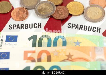 Sparbuch mit Eurobanknoten und Münzen // Livre d'épargne avec billets et pièces en euros - 20251029 PD21744 crédit : APA-PictureDesk/Alamy Live News Banque D'Images