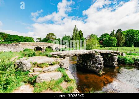 Village de Postbridge, clapper du XIIIe siècle et 1780 ponts voûtés, Dartmoor, Devon, Angleterre, Royaume-Uni Banque D'Images