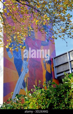 Vue latérale du bâtiment de cricket du comté de Glamorgan et murale représentant des femmes cricketers. (Criced Morgannwg), Sophia Gardens, Cardiff. Automne. Prise en octobre 2025 Banque D'Images
