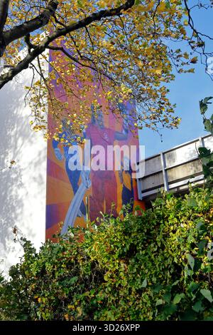 Vue latérale du bâtiment de cricket du comté de Glamorgan et murale représentant des femmes cricketers. (Criced Morgannwg), Sophia Gardens, Cardiff. Automne. Prise en octobre 2025 Banque D'Images