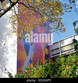 Vue latérale du bâtiment de cricket du comté de Glamorgan et murale représentant des femmes cricketers. (Criced Morgannwg), Sophia Gardens, Cardiff. Automne. Prise en octobre 2025 Banque D'Images