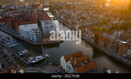 Vue aérienne de Gdansk, Pologne, à l'heure d'or montre la rivière Motlawa, l'église de Marys, la grue de Gdansk, l'île Granary, et des yachts le long des quais avec la guerre Banque D'Images