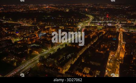 Spectacles aériens nocturnes à Gdansk, en Pologne, avec des feux ambrés, la circulation en virage vers la vieille ville, l'église St Marys, long Market, et Motlawa reflets dans le profond shado Banque D'Images