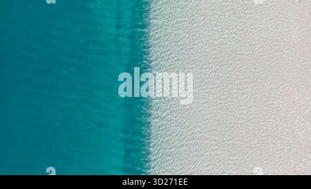 Le contraste saisissant entre les eaux turquoises éblouissantes et le sable blanc immaculé du lac Salda. Une vue drone des Maldives de Turquie. Beauté naturelle. Banque D'Images