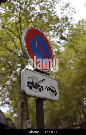 Pas de panneau de zone de remorquage de stationnement sans mots sur la photo verticale de France Banque D'Images