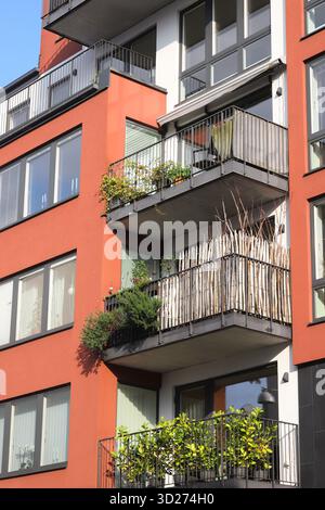Immeuble résidentiel moderne rouge de grande hauteur avec balcons. Banque D'Images