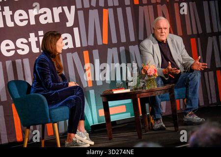Stratford-upon-Avon, Royaume-Uni jeudi 30 octobre 2025. John Cleese 50 ans de Fawlty Towers en direct au Festival littéraire de Stratford. Pour la première fois au Royaume-Uni, John a partagé des moments de sa carrière à la télévision et au cinéma et a expliqué pourquoi sa création d'hôtel slapstick continue d'être régulièrement élue meilleure sit-com de l'histoire britannique. Il a rendu hommage à la star de Fawlty Towers Prunella Scales, qu'il a qualifié de partenaire comique parfait, qui est décédée cette semaine à l'âge de 93 ans crédit : Ian Tennant /Alamy Live News. Banque D'Images
