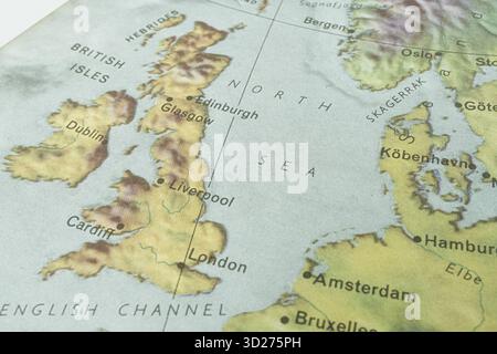 Une vieille carte du monde européenne, peut-être vintage, avec un accent sur les pays clés de l'Europe de l'Ouest montrés Royaume-Uni, France, Allemagne, Belgique, pays-Bas, SP Banque D'Images