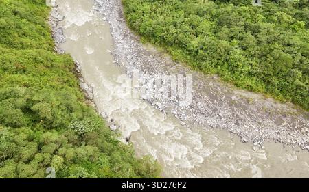 Vue aérienne d'une rivière de montagne, Équateur. Banque D'Images