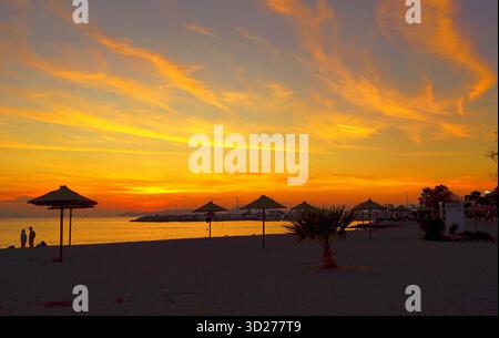 Un coucher de soleil coloré sur la rive de Glyfada, Grèce Banque D'Images