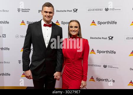 Ehemaliger Ruderer Hannes OCIK Li. mit Ehefrau, Moderatorin Nele geb. Schenker zu Gast beim 54. Ball des Sports der Stiftung Deutsche Sporthilfe, AM 22.02.2025 in der F e s t h a l l e in Frankfurt am main / Deutschland. *** Ancien rameur Hannes OCIK Li avec sa femme, présentateur Nele geb Schenker comme invités au Ball des Sports 54 de la Stiftung Deutsche Sporthilfe, le 22 02 2025 dans le F e s t h a l l e à Francfort-sur-le-main Allemagne Banque D'Images
