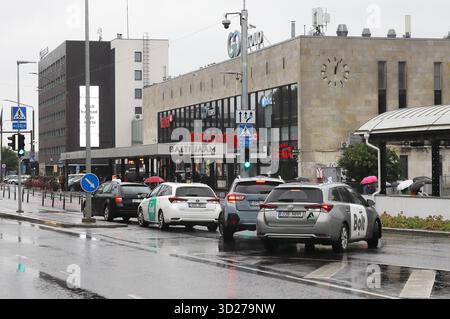 Tallinn, Estonie - 29 août 2025 : la gare ferroviaire de Tallinn Balti Jaam sous la pluie. Banque D'Images