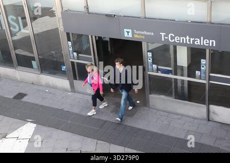 Stockholm, Suède - 19 septembre 2025 : deux personnes sortent de la station de métro T-Centralen de la place Sergels torg. Banque D'Images