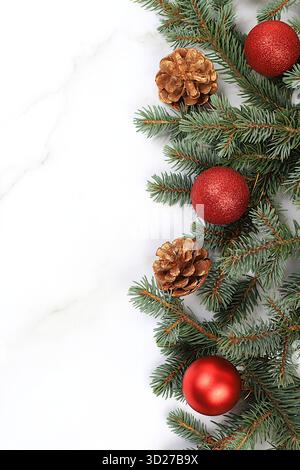 Noël et nouvel an 2024 composition, fond avec des branches de sapin bleu avec des décorations festives sur une table lumineuse, bannière pour écran de vacances, templ Banque D'Images
