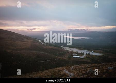 Marcher jusqu'à Cairn Gorm dans les Highlands écossais Banque D'Images