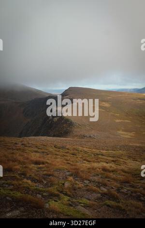 Marcher jusqu'à Cairn Gorm dans les Highlands écossais Banque D'Images