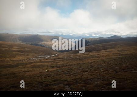 Marcher jusqu'à Cairn Gorm dans les Highlands écossais Banque D'Images