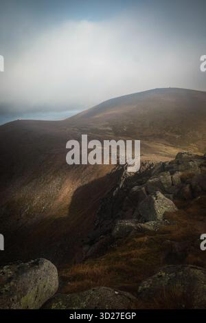 Marcher jusqu'à Cairn Gorm dans les Highlands écossais Banque D'Images